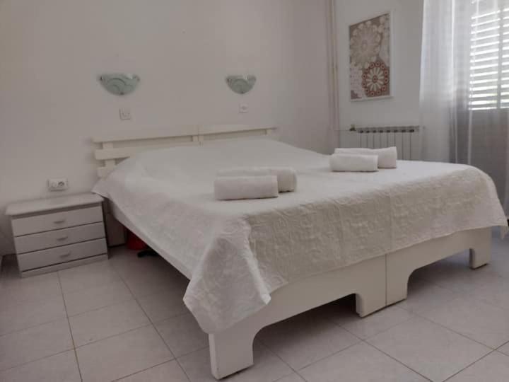 Villa Kadinela, 200M From Kamenjak, Huge Quiet Garden With Barbecue, 2 New Kitchens 프레멘투라 외부 사진
